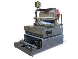 Box wrapping machine with packing tunnel 